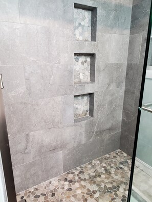 Dusche, Haartrockner, Handtücher, Seife
