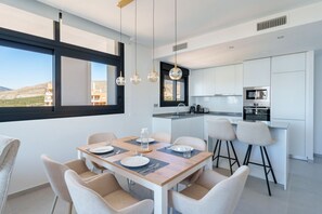 Microwave, oven, dishwasher, toaster - EAGLE TOWER sea view apartment (Benidorm)