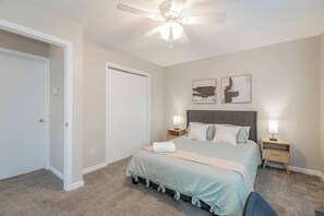 Iron/ironing board, free WiFi, bed sheets - Newly renovated home, across the street from a beautiful state nature park! (Chattanooga)