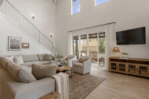 TV, books - Sol Retreat: Steps from Desert Color Lagoon! (St. George)