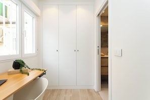 Interior - This bright apartment on Calle Julián Besteiros offers the perfect balance between modern comfort and functionality, ideal for those seeking a longer stay in Madrid with all the comforts of home. (MADRID)