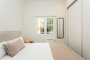 Room - This bright apartment on Calle Julián Besteiros offers the perfect balance between modern comfort and functionality, ideal for those seeking a longer stay in Madrid with all the comforts of home. (MADRID)