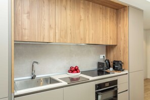 Private kitchen - This bright apartment on Calle Julián Besteiros offers the perfect balance between modern comfort and functionality, ideal for those seeking a longer stay in Madrid with all the comforts of home. (MADRID)