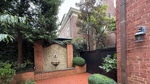 Property grounds - Stately Kalorama Home 4BR 4.5BA (Washington)