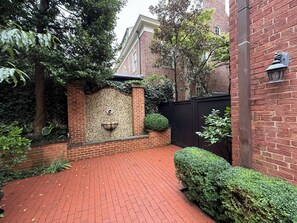 Property grounds - Stately Kalorama Home 4BR 4.5BA (Washington)