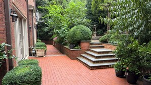 Property grounds - Stately Kalorama Home 4BR 4.5BA (Washington)