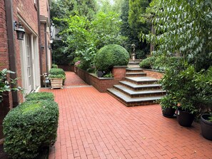 Property grounds - Stately Kalorama Home 4BR 4.5BA (Washington)