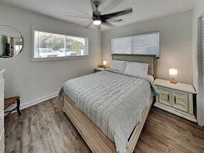 1 bedroom, free WiFi, bed sheets - The Riggings #E1 |  Pool + Beach Access (Kure Beach)
