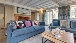 TV, fireplace - Drift Cottage, Salthouse, Norfolk (Salthouse)