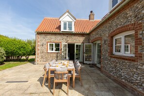 Outdoor dining - Drift Cottage, Salthouse, Norfolk (Salthouse)