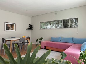 Books - Bheka Guest House Parktown North, Johannesburg (Johannesburg)