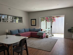 House, 1 Bedroom, Balcony | Living room | Books - Bheka Guest House Parktown North, Johannesburg (Johannesburg)