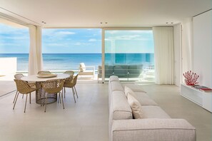 Living area - Wonderful  villa for 8 people with A/C, WIFI, private pool, TV, balcony and panoramic view (Noto)