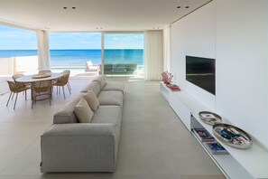 Living area - Wonderful  villa for 8 people with A/C, WIFI, private pool, TV, balcony and panoramic view (Noto)