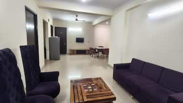 Apartment, Balcony, City View | Living area