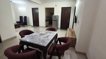 Appartamento, balcone, vista città | Interni