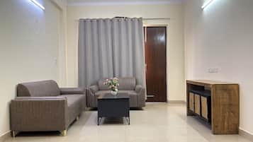 Apartamento, balcón, vistas a la ciudad | Zona de estar | Smart TV de 42 pulgadas con canales digitales