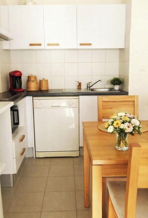 Private kitchen - Corse T2 - garden and terrace 150 m from the sea, pool - quiet, ideal family (Poggio-Mezzana)