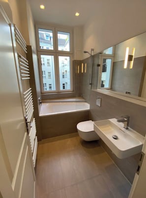 Bathroom - Vrbo Property (München)