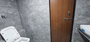 Deluxe Double Room, City View | Bathroom - Hotel Ram Villa (Ahmedabad)