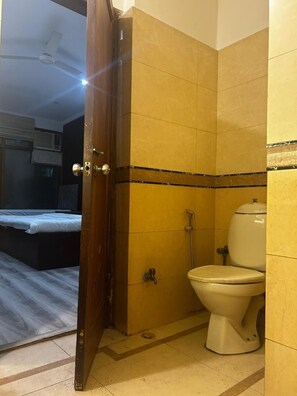 Bathroom - The Hideout GK (New Delhi)
