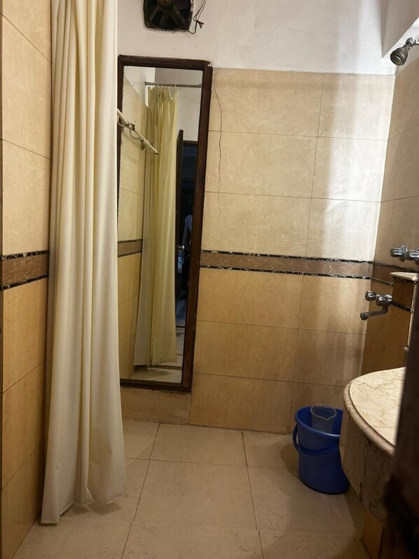 Bathroom - The Hideout GK (New Delhi)