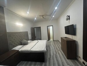 Deluxe Room - The Hideout GK (New Delhi)