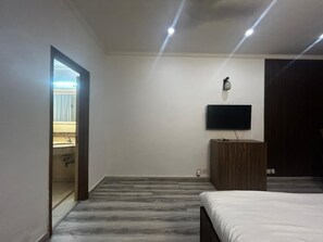 Deluxe Room | Free WiFi - The Hideout GK (New Delhi)