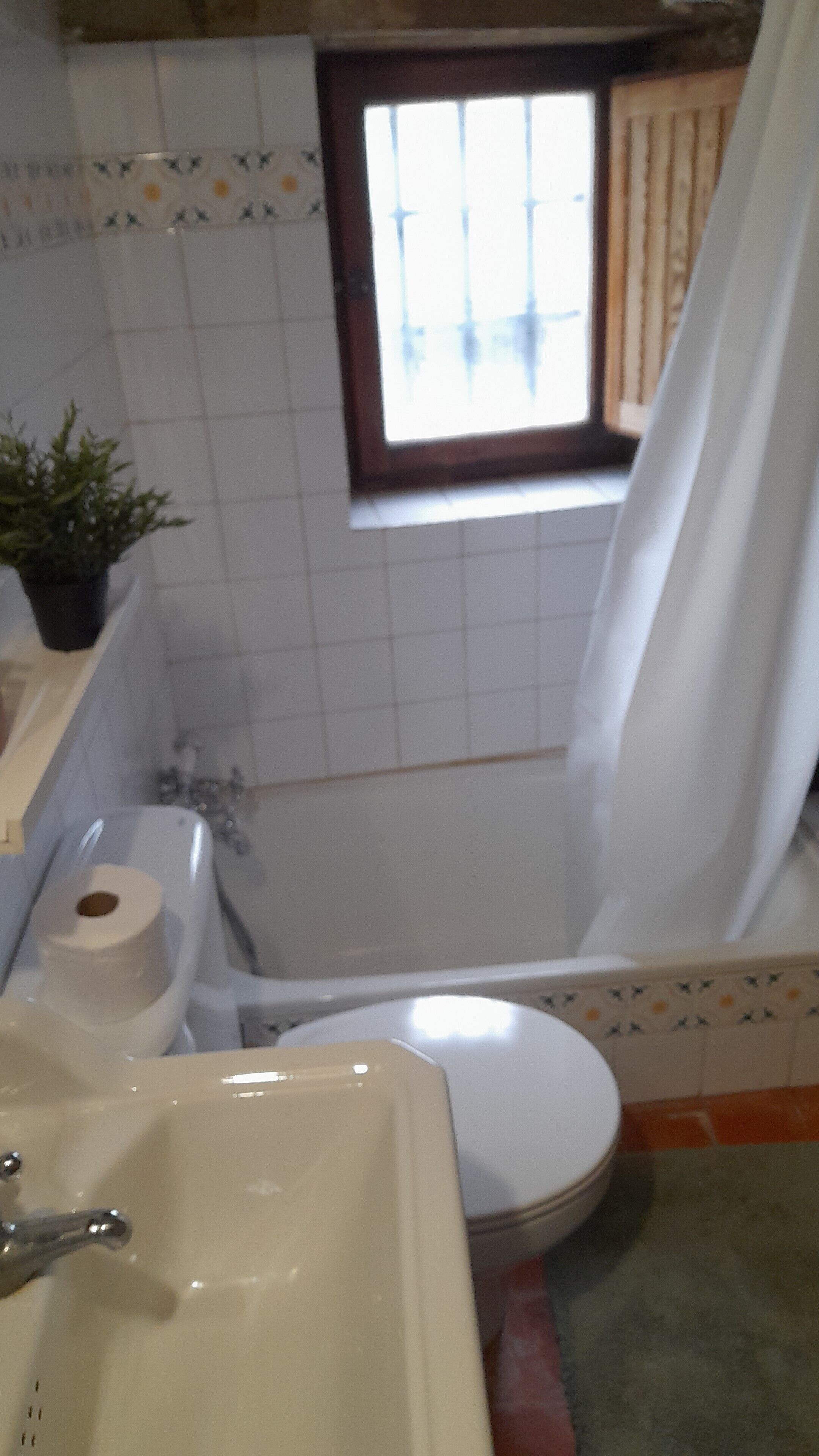 Serviettes fournies, savon, papier toilette
