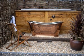 Property grounds - Deer Lodge - Rowlands Castle -  a lodge/cabin that sleeps 3 guests (Rowlands Castle)