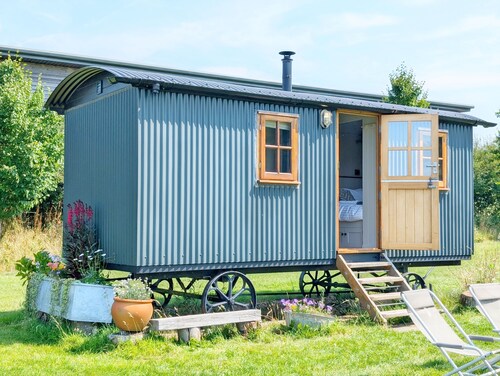 A lodge/cabin that sleeps 2 guests  in 1 bedroom