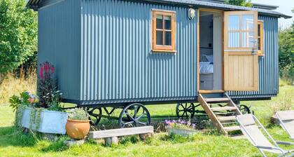 A lodge/cabin that sleeps 2 guests in 1 bedroom