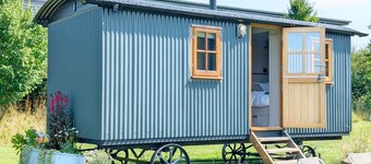 A lodge/cabin that sleeps 2 guests in 1 bedroom