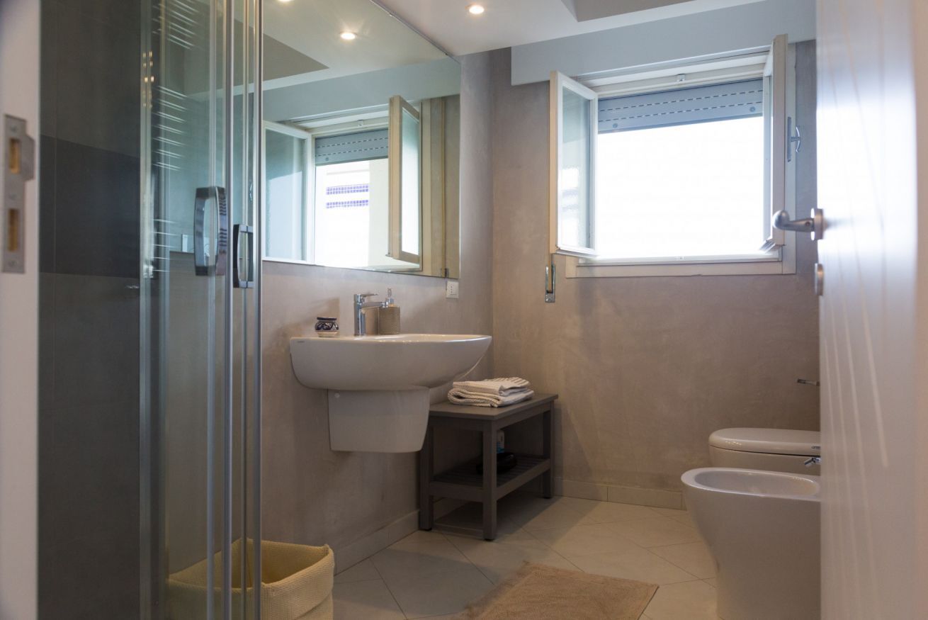 Dusche, Bidet, Handtücher, Shampoo