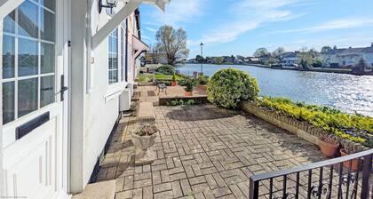 Thimble Cottage - Emsworth - a family house that sleeps 2 guests in 1 bedroom