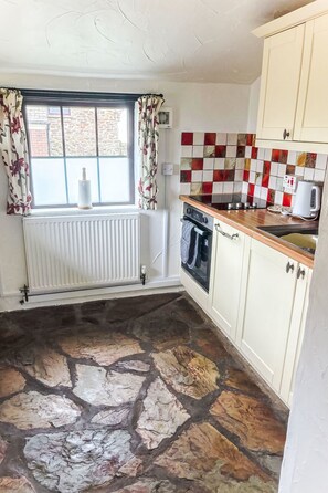 Fridge, microwave, oven, cookware/dishes/utensils - Barley Cottage by Interhome (Bideford)