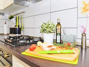 Kühlschrank, Ofen, Geschirrspüler, Kochgeschirr/Geschirr/Besteck