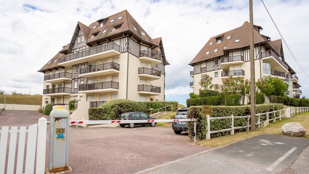 A residential building with a traditional architectural style, featuring multiple balconies and a gated entrance. - Horizon Marin by Interhome (Cabourg)