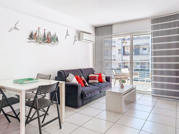 Living Room - Le chant de la mer by Interhome (Fréjus)