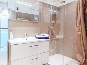 Bathroom / Wellness - Le chant de la mer by Interhome (Fréjus)