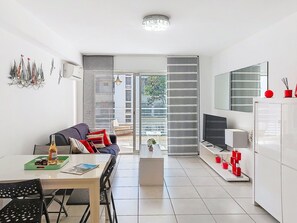 Living Room - Le chant de la mer by Interhome (Fréjus)