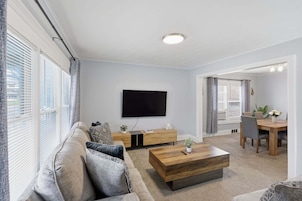 Dúplex, 2 habitaciones | Zona de estar | Una Smart TV, servicios de streaming
