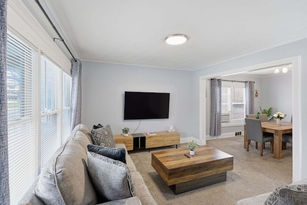 Duplex, 2 Bedrooms | Living area | Smart TV, streaming services - Niagara Adventure Basecamp Walk To The Falls 2 Bedroom Duplex (Niagara Falls)