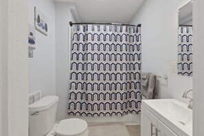 Duplex, 2 Bedrooms | Bathroom | Towels - Niagara Adventure Basecamp Walk To The Falls 2 Bedroom Duplex (Niagara Falls)