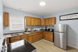 Duplex, 2 Bedrooms | Private kitchen | Fridge, oven, coffee/tea maker, toaster - Niagara Adventure Basecamp Walk To The Falls 2 Bedroom Duplex (Niagara Falls)
