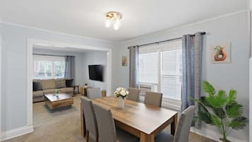 Duplex, 2 Bedrooms | Dining