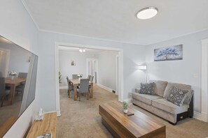 Living area - Niagara Adventure Basecamp Walk To The Falls 2 Bedroom Duplex (Niagara Falls)