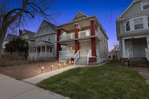 Exterior - Niagara Adventure Basecamp Walk To The Falls 2 Bedroom Duplex (Niagara Falls)