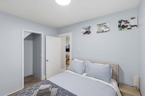 2 bedrooms, iron/ironing board, free WiFi - Niagara Adventure Basecamp Walk To The Falls 2 Bedroom Duplex (Niagara Falls)