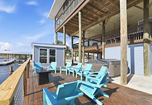 Redfish Retreat: Deep-Water 40' Deep-Water Dock, Hot Tub, Pet-Friendly, Ice